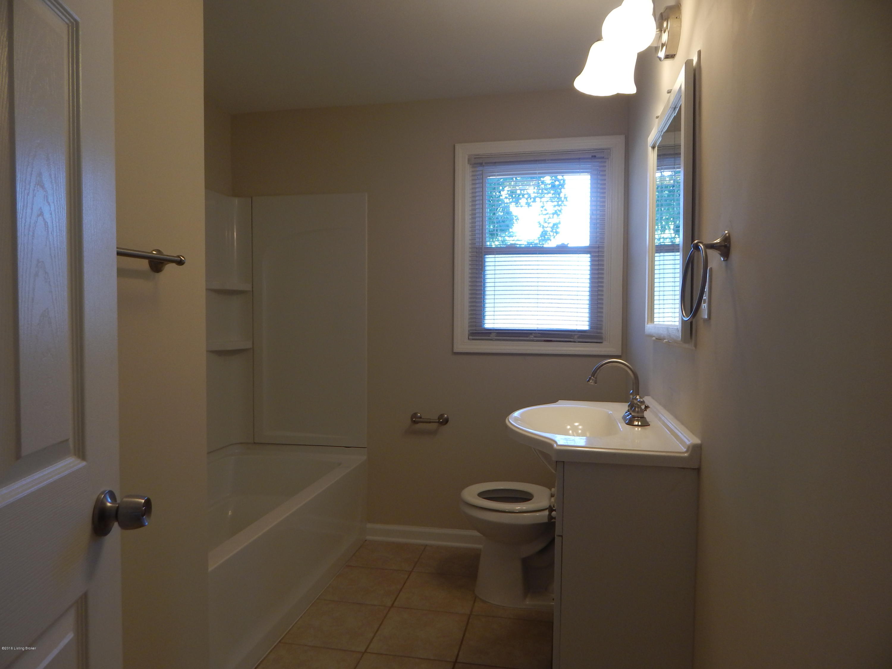 8510 Robbins Road Louisville, KY 40258 - Photo 9 of 11 Bath on Main Floor