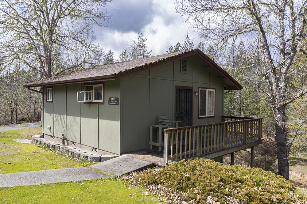 1735 Robertson Bridge Road Grants Pass, OR 97526 - Photo 22 of 47