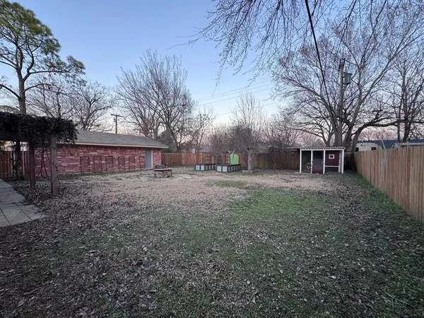 a view of a yard with a house