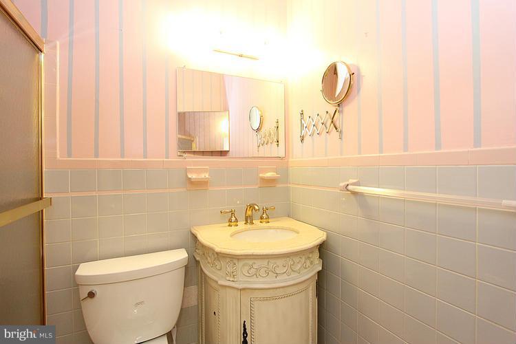 9103 Adelphi Road Hyattsville, MD 20783 - Photo 17 of 28 Hall Bath