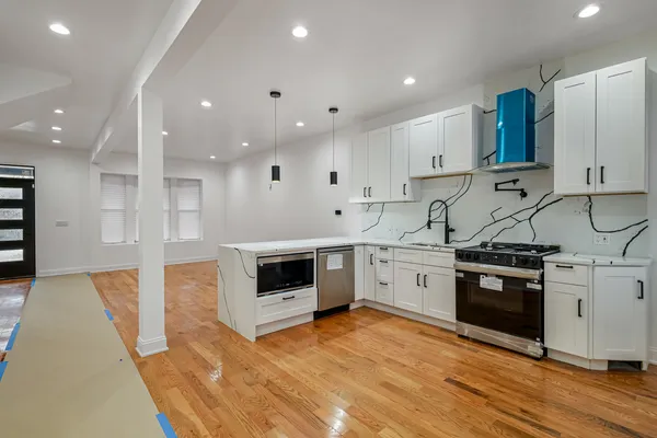$359,000 | 6845 South St Lawrence Avenue, Chicago, IL 60637