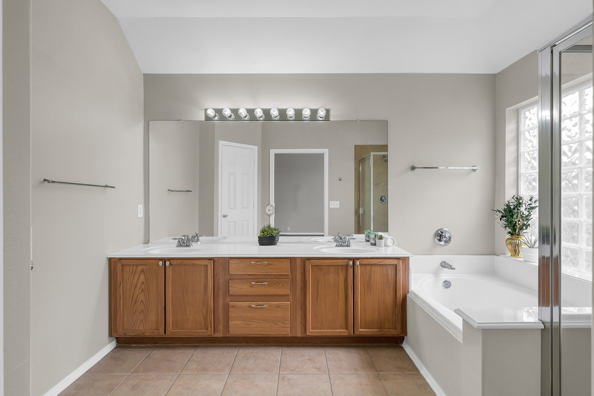 30206 Mesa Valley Drive Spring, TX 77386 - Photo 20 of 38 a spacious bathroom with a bathtub sink and mirror