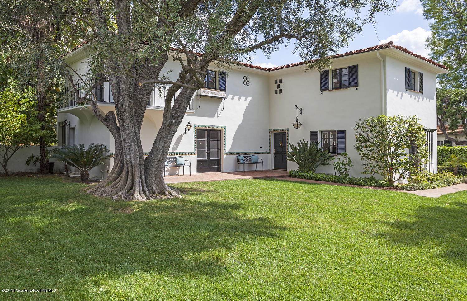 a view of a front of house with a yard