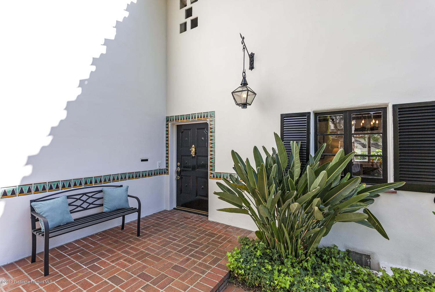626 Chaucer Road San Marino, CA 91108 - Photo 2 of 31 a view of a hallway with seating area