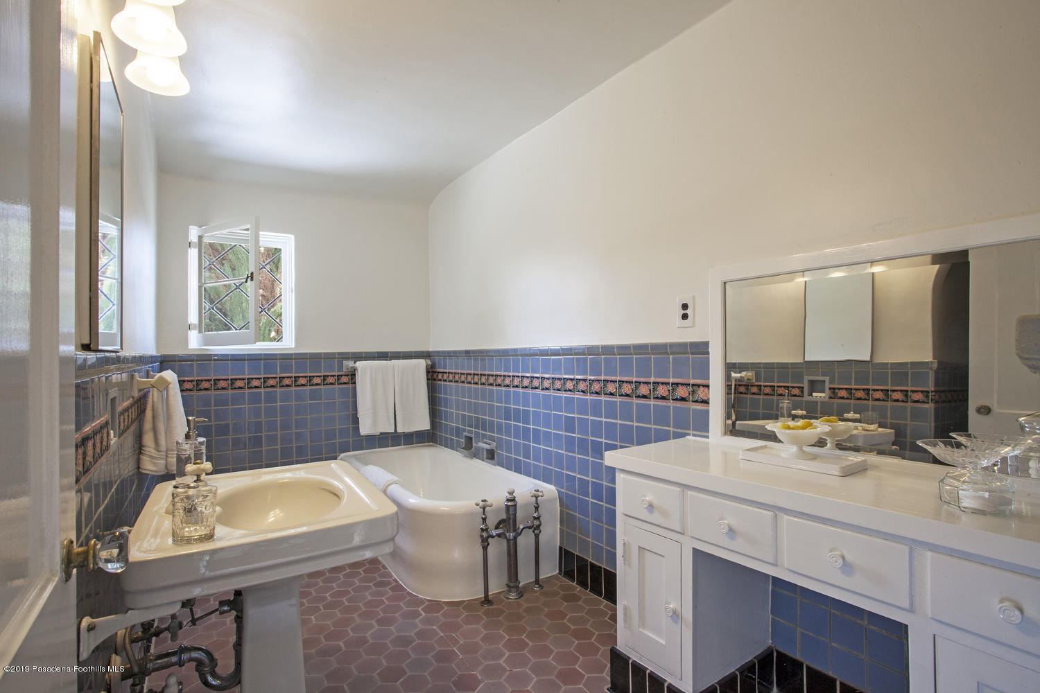 626 Chaucer Road San Marino, CA 91108 - Photo 22 of 31 a bathroom with a tub sink and mirror