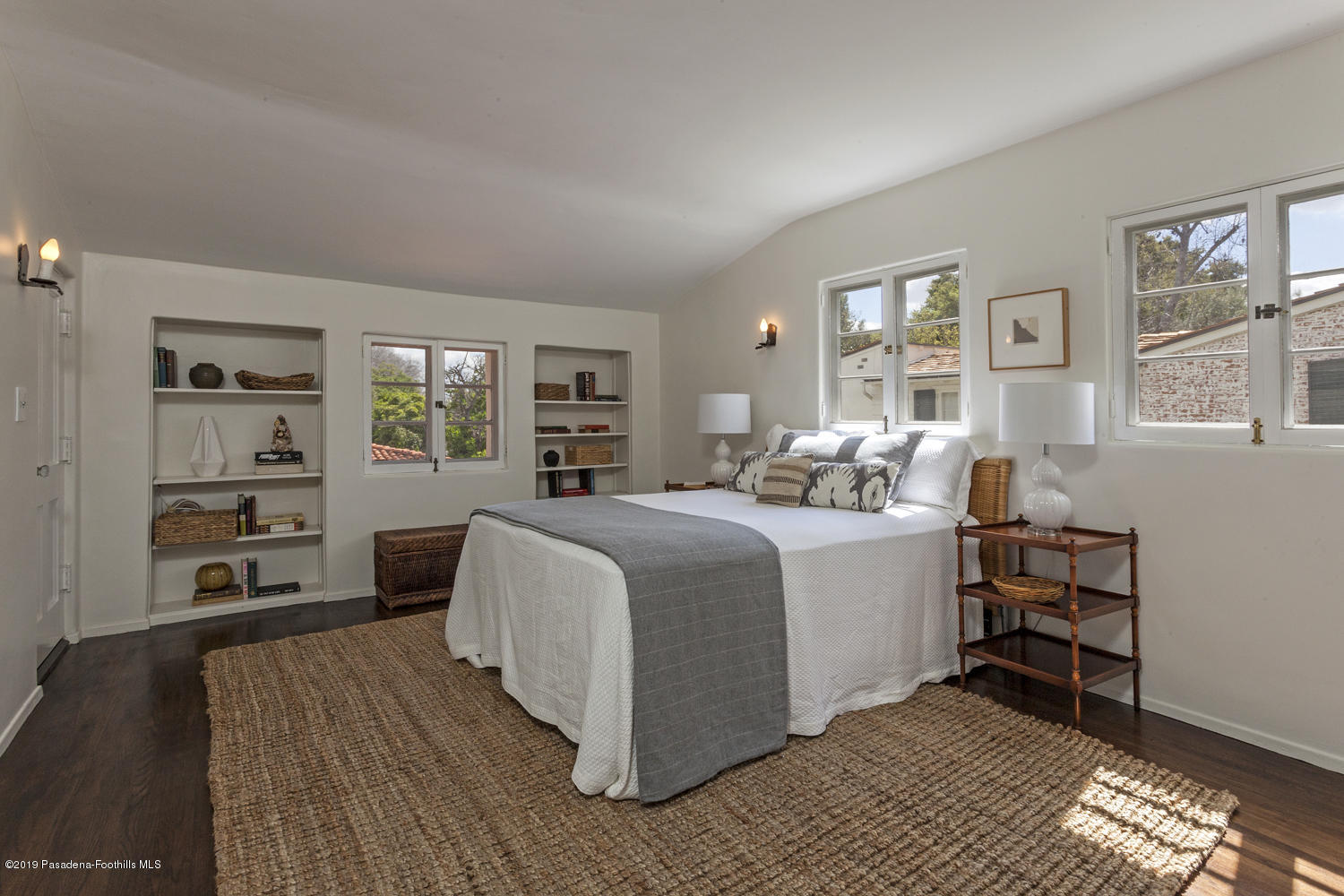 626 Chaucer Road San Marino, CA 91108 - Photo 25 of 31 a bed room with a bed and a chair