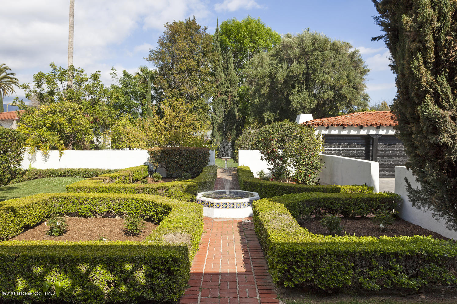 626 Chaucer Road San Marino, CA 91108 - Photo 28 of 31 a view of a garden with an outdoor space