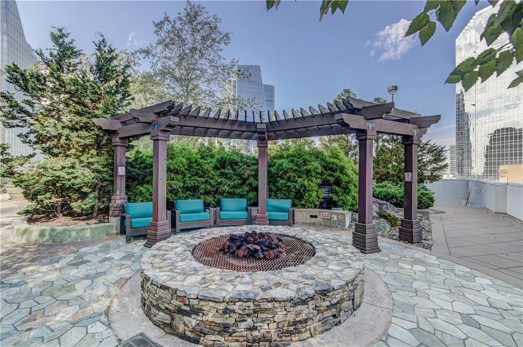 3324 Peachtree Road Northeast, Unit 908 Atlanta, GA 30326 - Photo 22 of 46 a view of a chairs and table in the patio