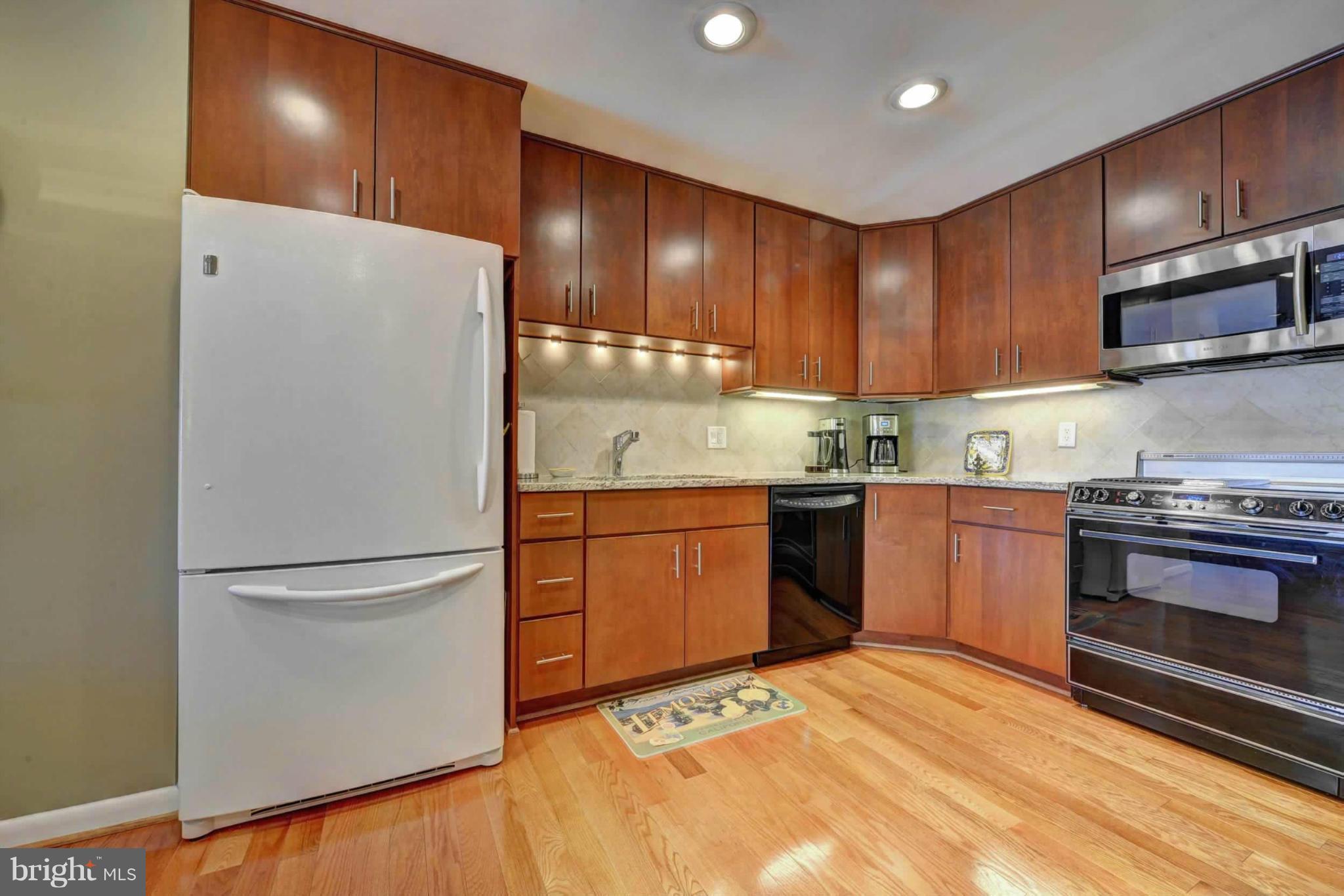 1929 Lakeport Way Reston, VA 20191 - Photo 8 of 30 Kitchen