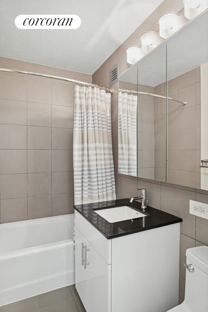 531 Main Street, Unit 617 Manhattan, NY 10044 - Photo 4 of 17