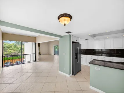 $470,000 | 1660 12 Oaks Way, Unit 303, North Palm Beach, FL 33408