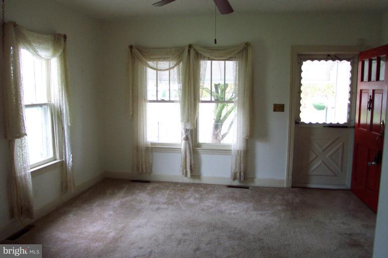 103 Rambler Road Cambridge, MD 21613 - Photo 4 of 19 Bright and airy living room