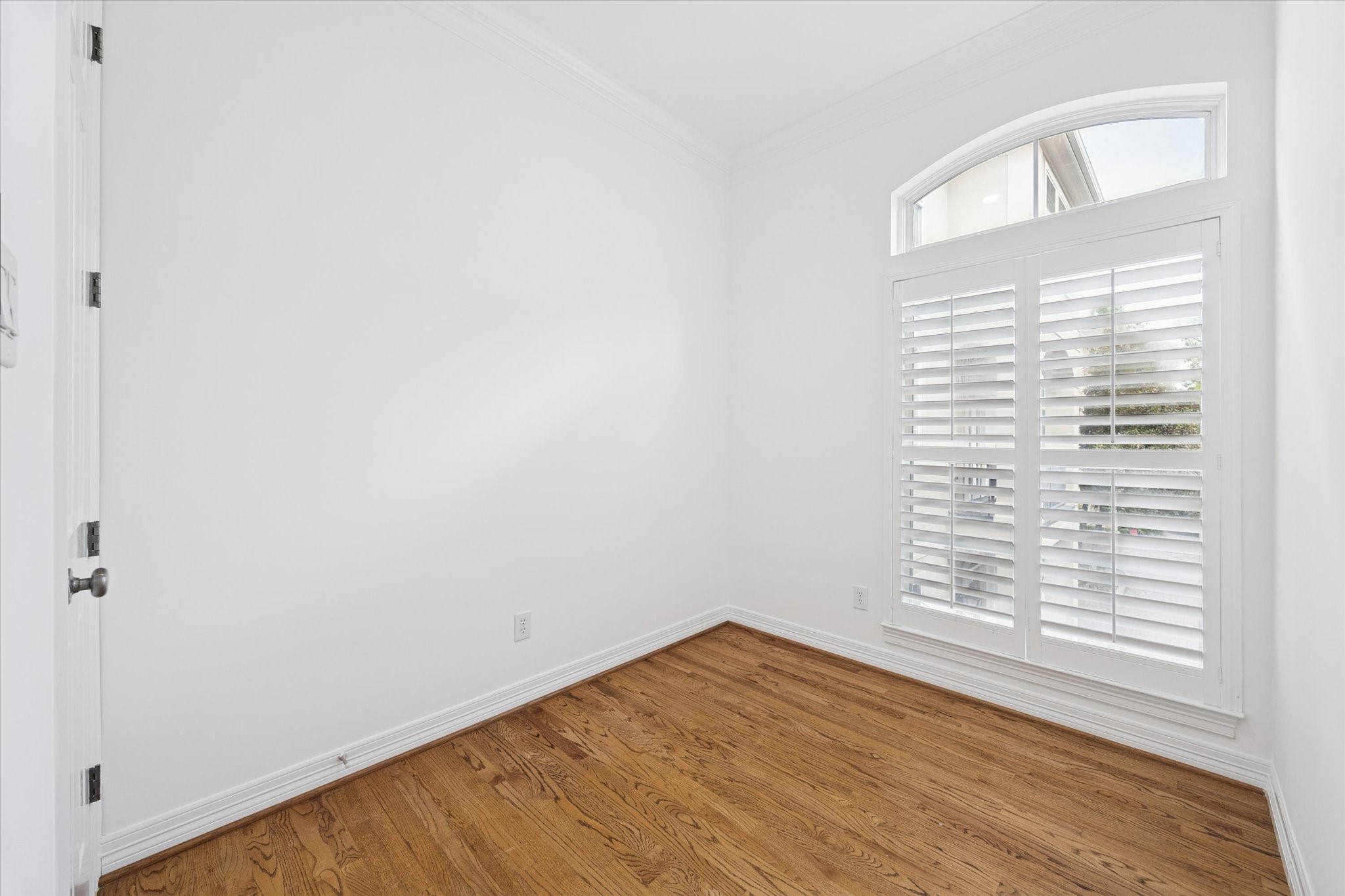 2638 Wroxton Road West University Place, TX 77005 - Photo 18 of 31 Off the living room is a great flex area that could be a Peloton room, small office, etc.