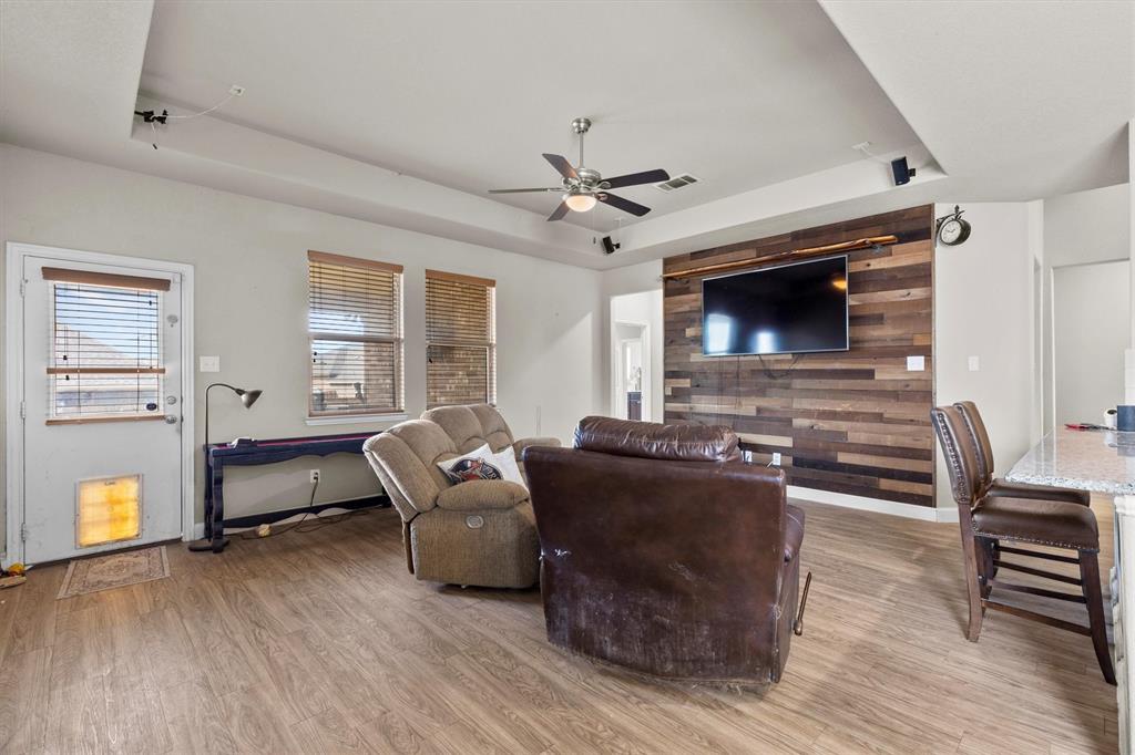 11 Pleasant Valley Sanger, TX 76266 - Photo 2 of 20 a living room with furniture and a flat screen tv
