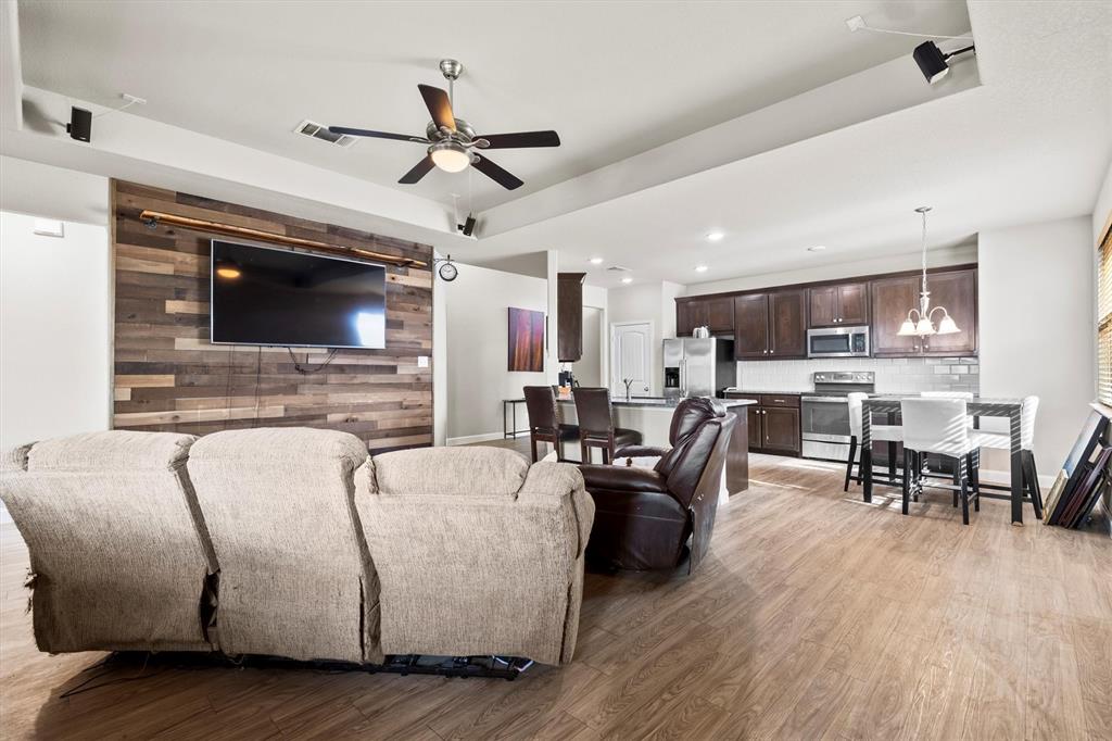 11 Pleasant Valley Sanger, TX 76266 - Photo 4 of 20 a living room with furniture and a flat screen tv
