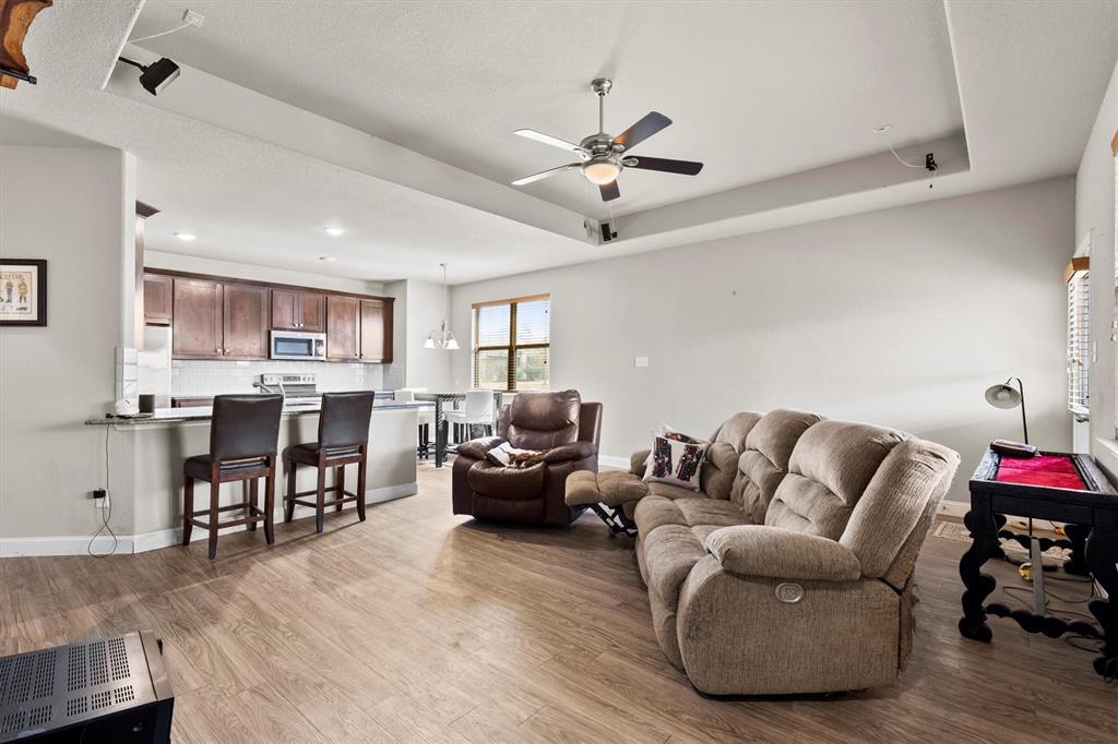 11 Pleasant Valley Sanger, TX 76266 - Photo 5 of 20 a living room with furniture and kitchen view