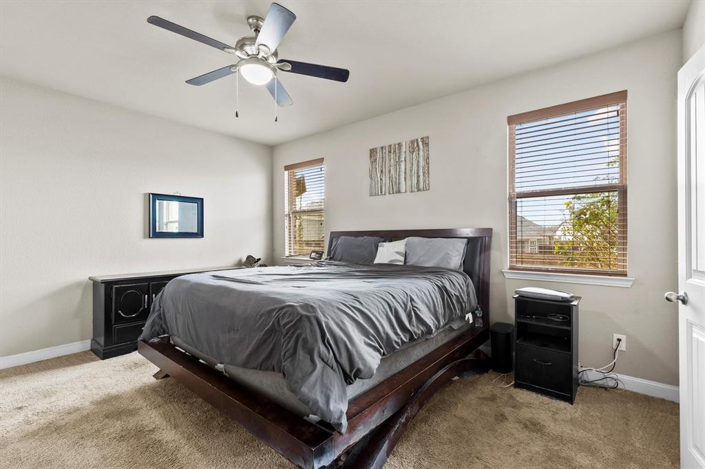 11 Pleasant Valley Sanger, TX 76266 - Photo 10 of 20 a bedroom with a bed and a table