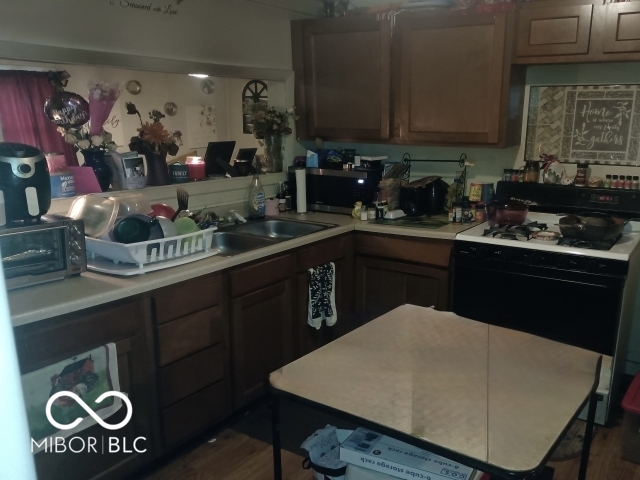 529 West 21st Street Anderson, IN 46016 - Photo 4 of 9