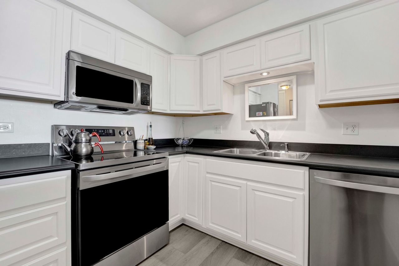 725 West Huntington Commons Road, Unit 416 Mount Prospect, IL 60056 - Photo 6 of 21