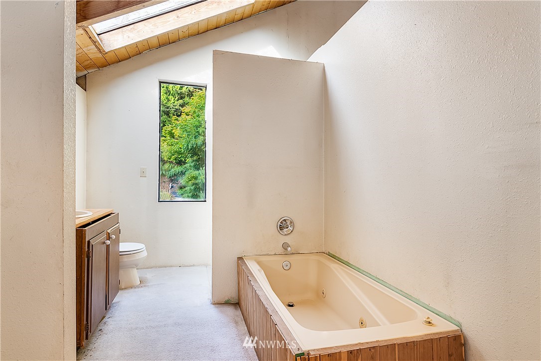 26430 Lake Fenwick Road South Kent, WA 98032 - Photo 13 of 30 a bathroom with a sink a toilet and a bathtub