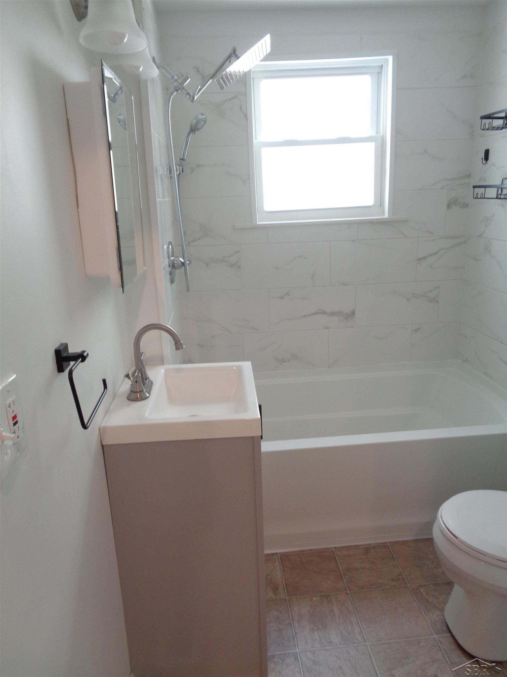 406 Jennison Street Bay City, MI 48708 - Photo 8 of 17 50112139-7.JPG