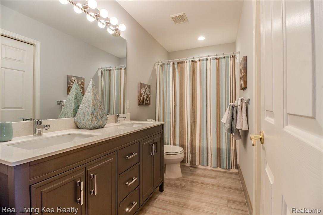 3880 May Center Road Lake Orion, MI 48360 - Photo 39 of 53 Full bath on upper level