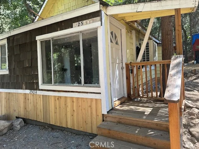 $1,200 | 25014 Moon Drive, Crestline, CA 92325