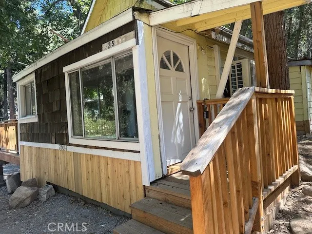 $1,200 | 25014 Moon Drive, Crestline, CA 92325