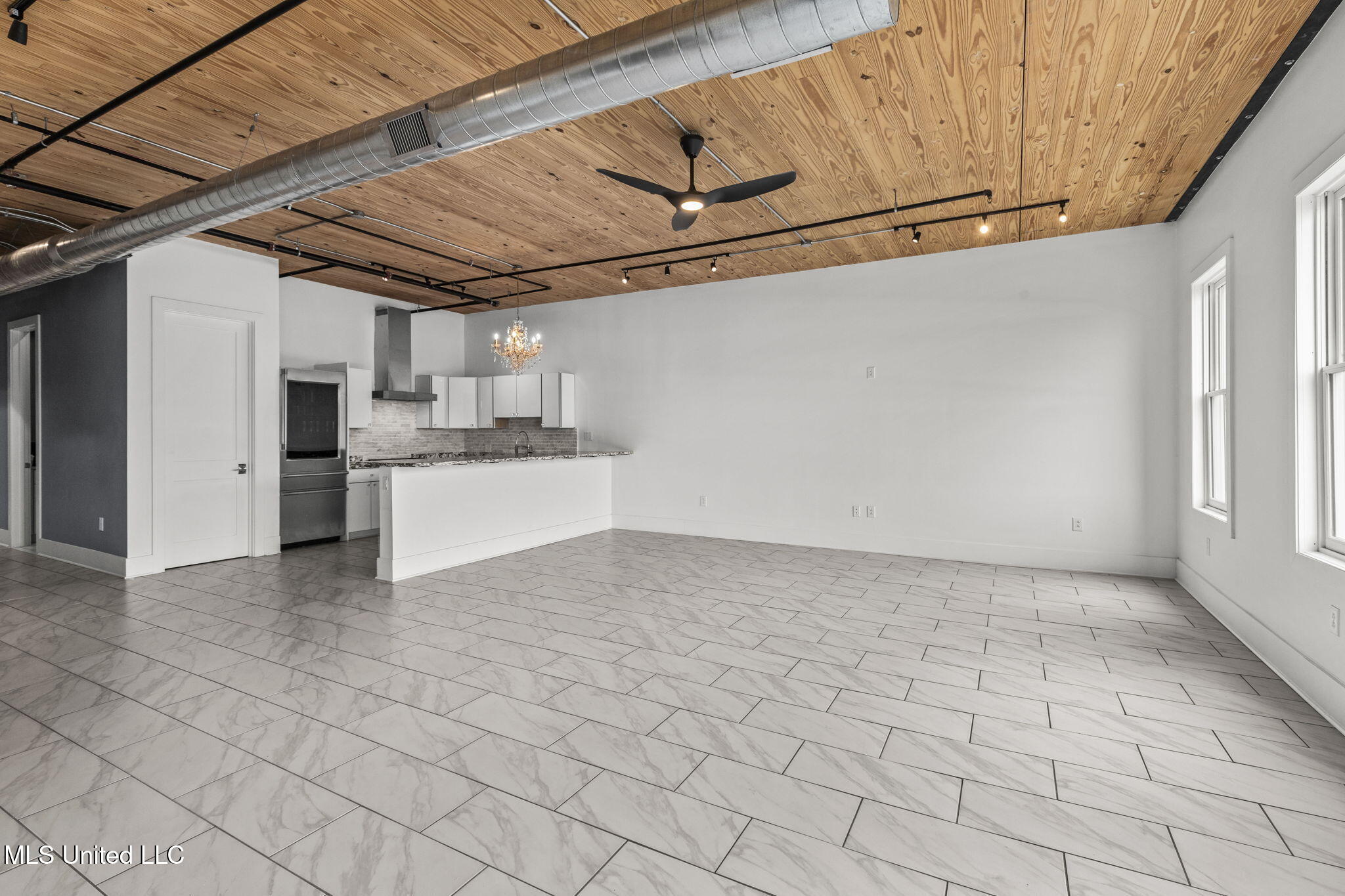 145 Republic Street, Unit 431 Madison, MS 39110 - Photo 17 of 116 16-web-or-mls-LR Penthouse-16