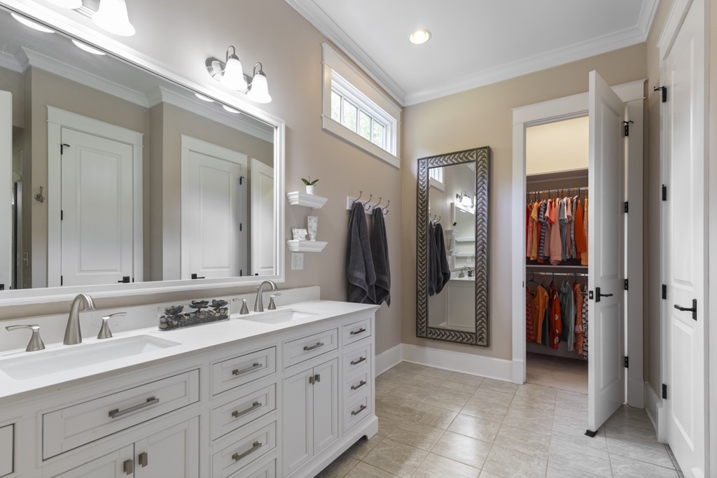 113 Aileen Lane Clemson, SC 29631 - Photo 8 of 35 Main level master bath