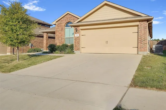 a view of a house with backyard