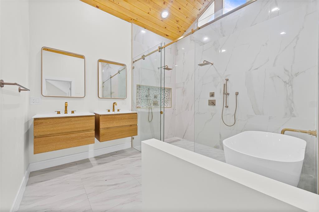 15184 Alexander Run Jupiter, FL 33478 - Photo 33 of 46 a bathroom with a tub a sink and a mirror