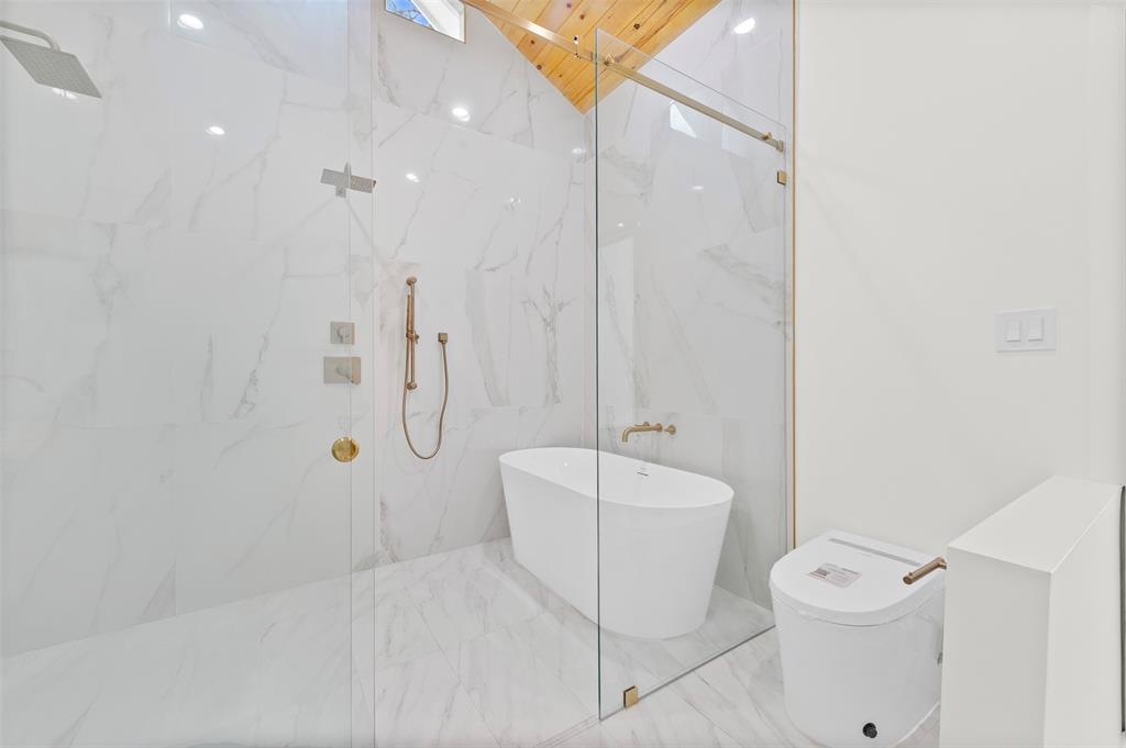 15184 Alexander Run Jupiter, FL 33478 - Photo 35 of 46 a bathroom with a toilet a sink and bathtub