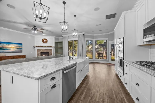 a large kitchen with kitchen island a large island in it