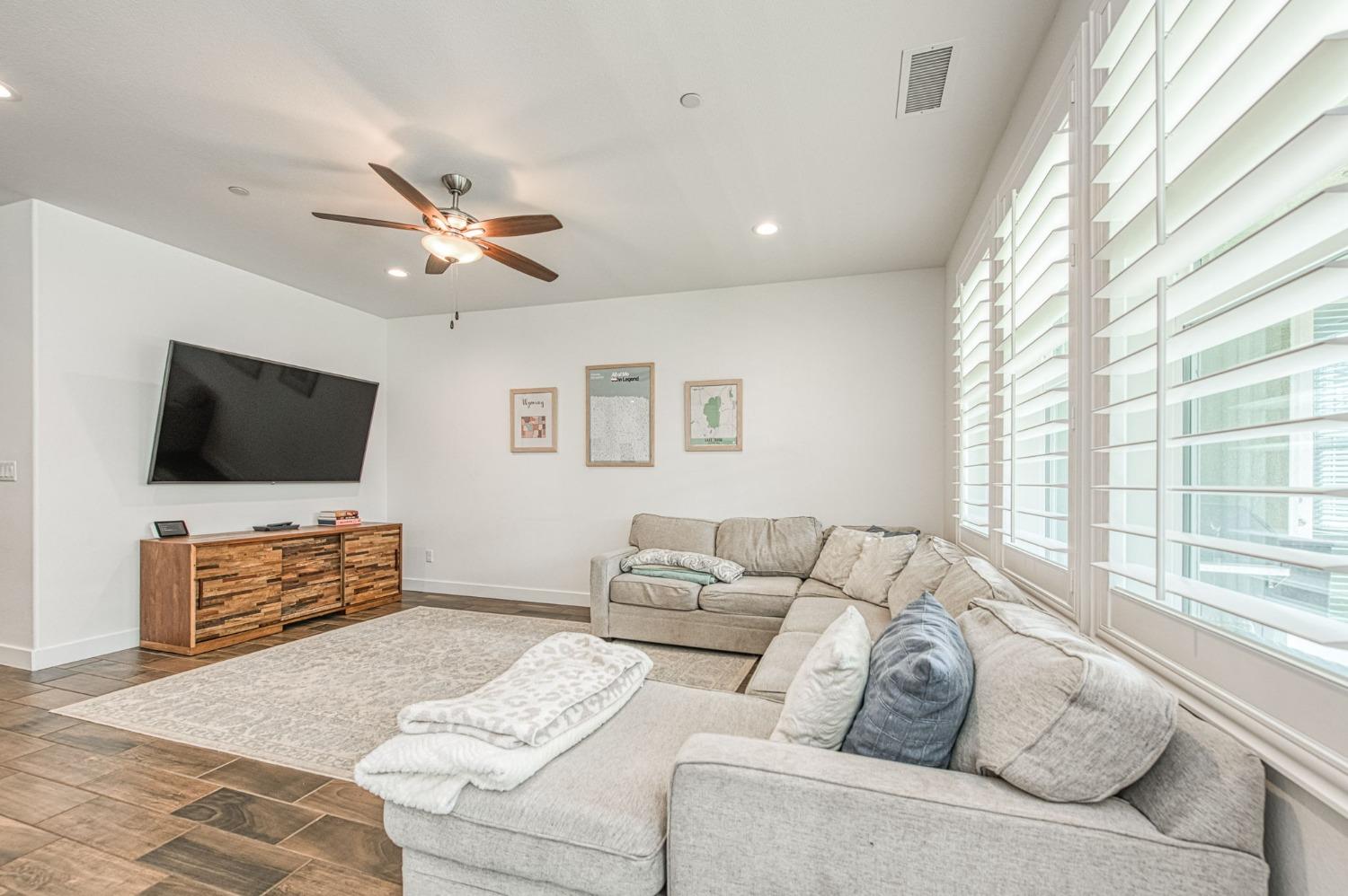408 Grant Avenue West Madera, CA 93636 - Photo 11 of 42 a living room with furniture workspace and a flat screen tv