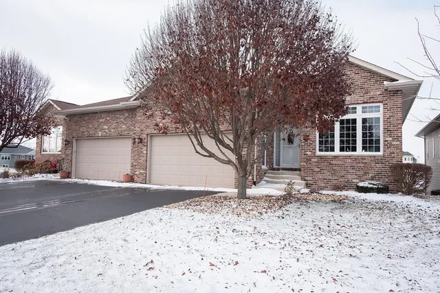 $399,900 | 3765 Lakeview Drive, Winnebago, IL 61088