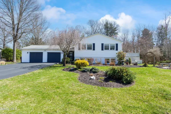 $459,000 | 866 Huntingdon Drive, Niskayuna, NY 12309