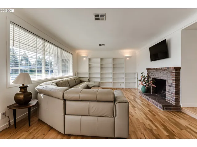 $444,900 | 401 Sterling Drive, Eugene, OR 97404