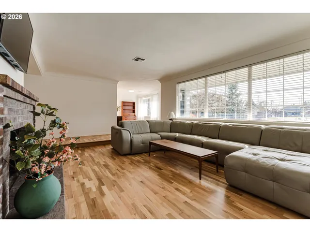 $444,900 | 401 Sterling Drive, Eugene, OR 97404