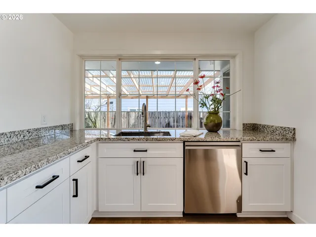 $444,900 | 401 Sterling Drive, Eugene, OR 97404