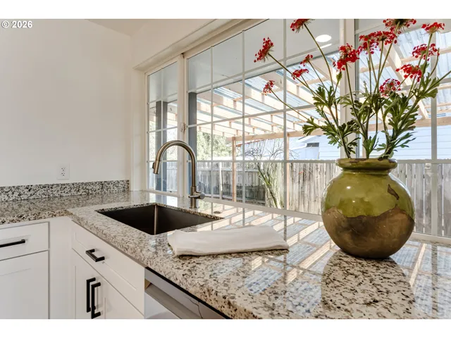 $444,900 | 401 Sterling Drive, Eugene, OR 97404