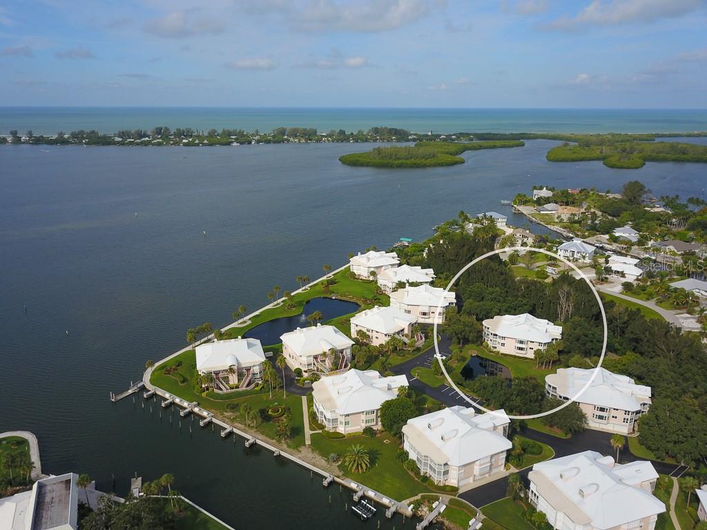 Expansive lake views & peek a boo views of Intracoastal