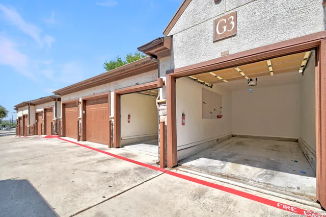 a view of an entrance of the house