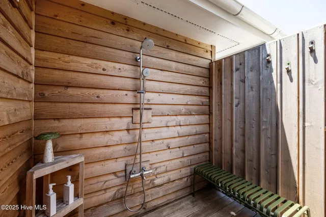 $2,654,000 | 10104 Seabreeze Drive, Emerald Isle, NC 28594