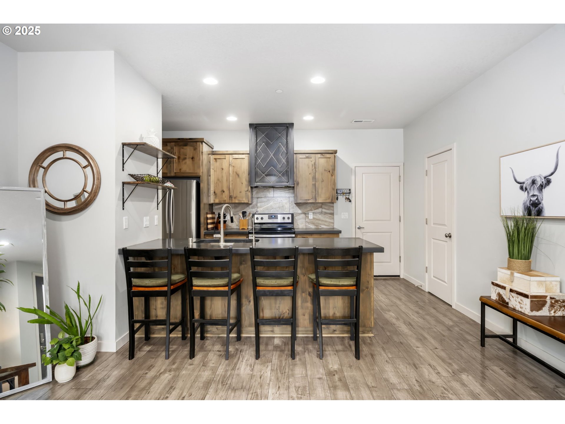 125 North 44th Place Ridgefield, WA 98642 - Photo 19 of 47 a dining room with kitchen island a table and chairs