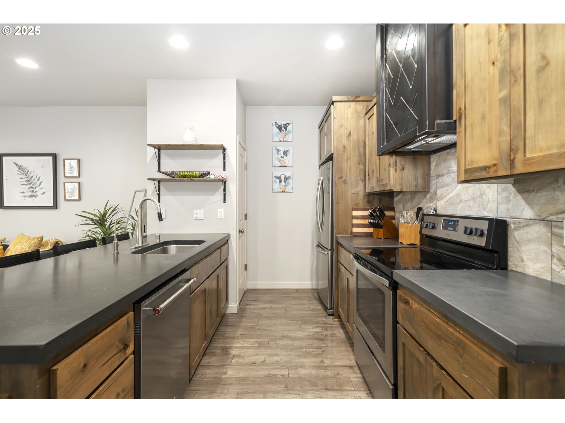125 North 44th Place Ridgefield, WA 98642 - Photo 22 of 47 a kitchen with a sink stove and refrigerator