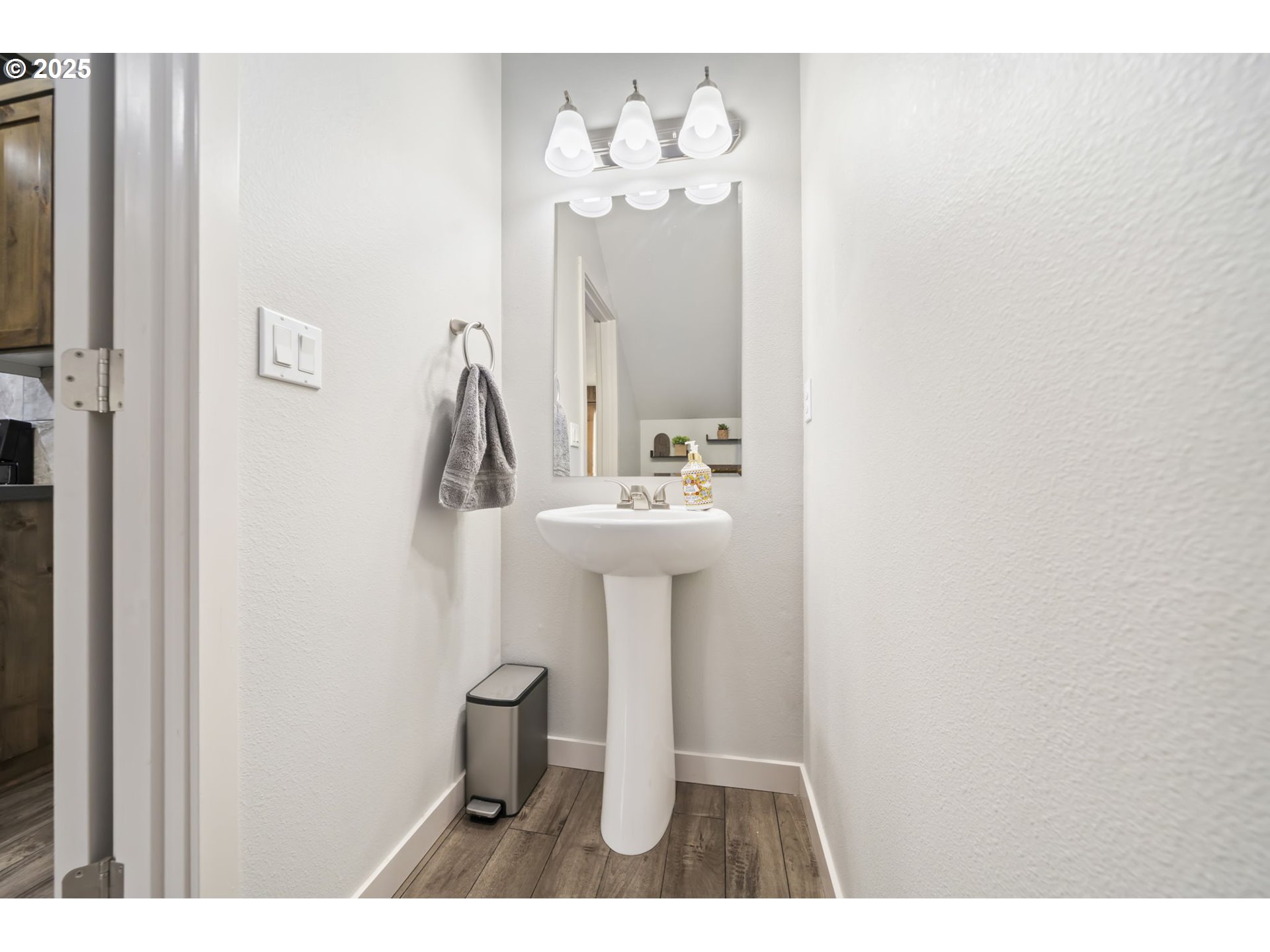 125 North 44th Place Ridgefield, WA 98642 - Photo 25 of 47 a bathroom with a sink and a mirror