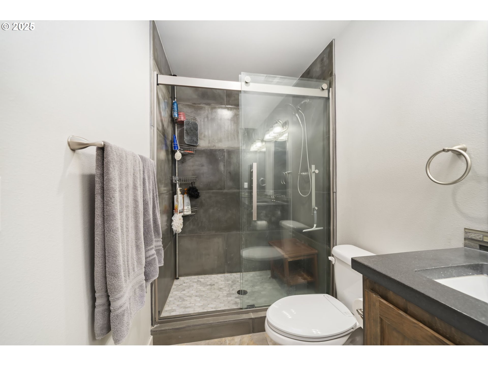 125 North 44th Place Ridgefield, WA 98642 - Photo 32 of 47 a bathroom with a shower a mirror and a sink