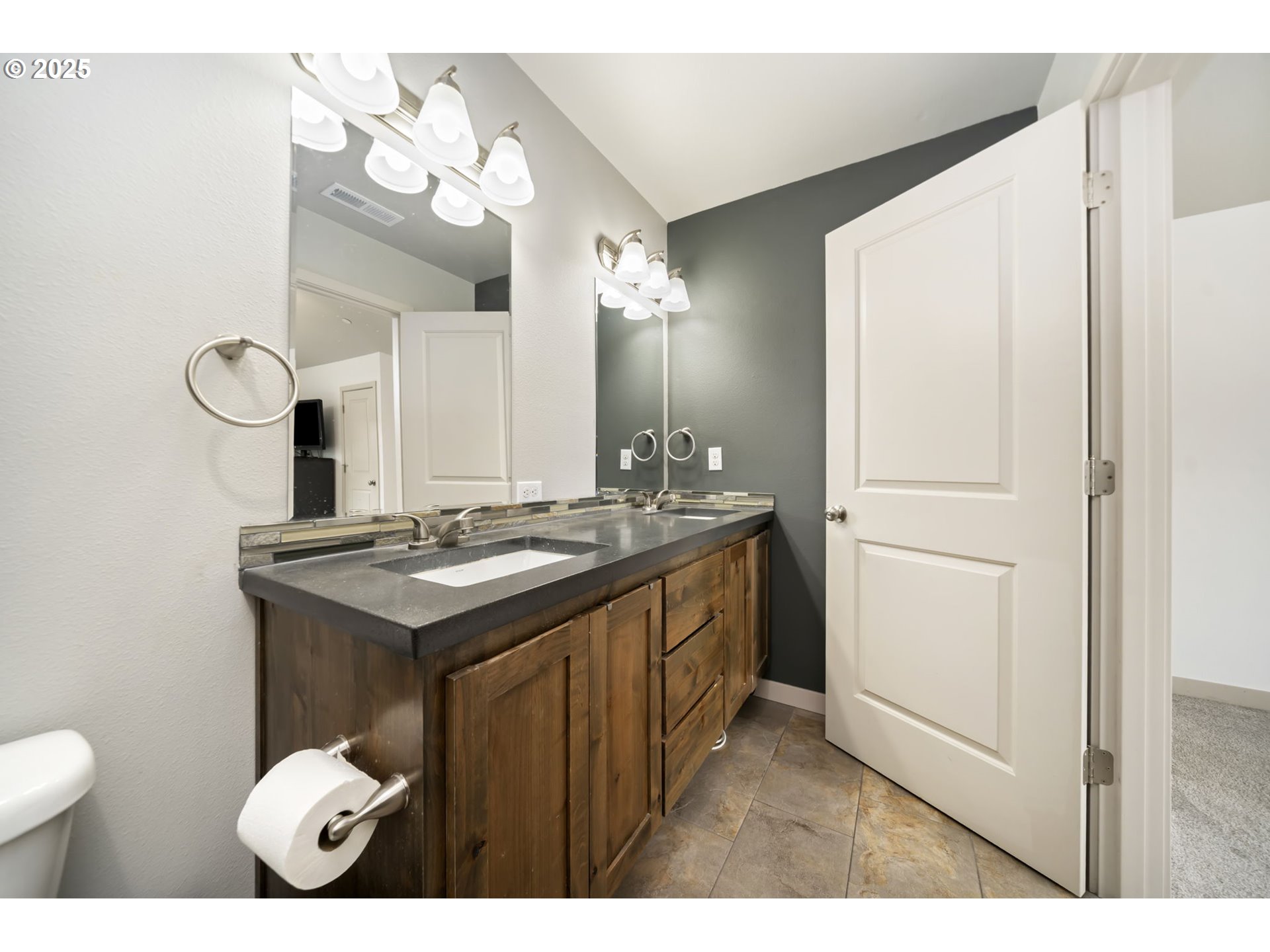 125 North 44th Place Ridgefield, WA 98642 - Photo 33 of 47 a bathroom with a sink a toilet and a mirror