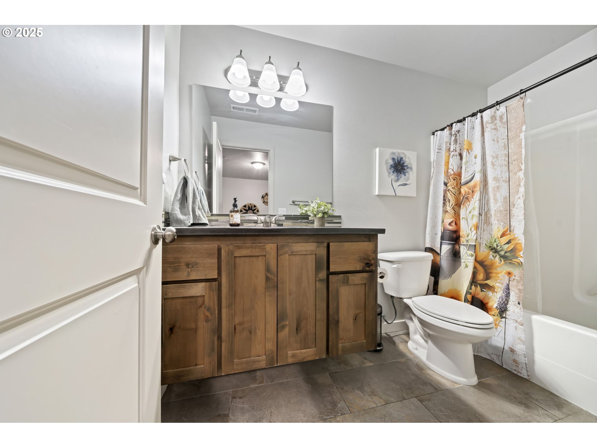 125 North 44th Place Ridgefield, WA 98642 - Photo 36 of 47 a bathroom with a toilet a sink and a mirror